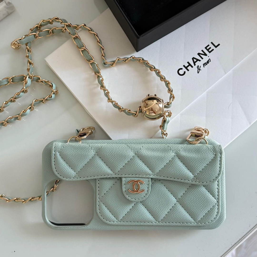 Coque Chanel avec chaîne